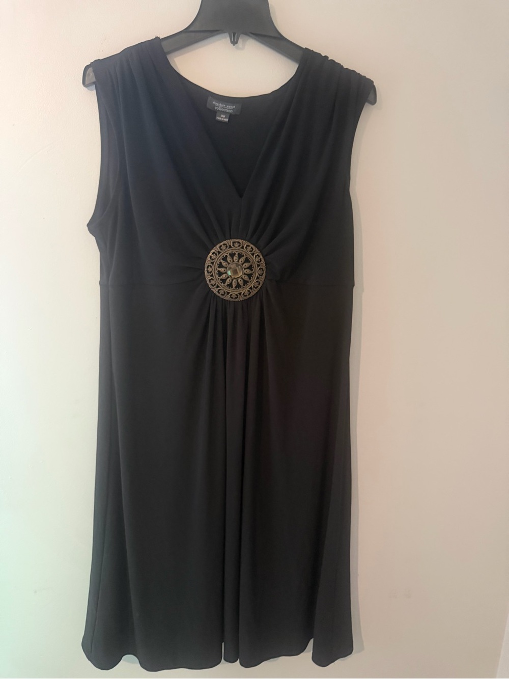 dressbarn Black Sleeveless V‑Neck Midi Dress with Gold Waist Medallion size 14W - Picture 2 of 10